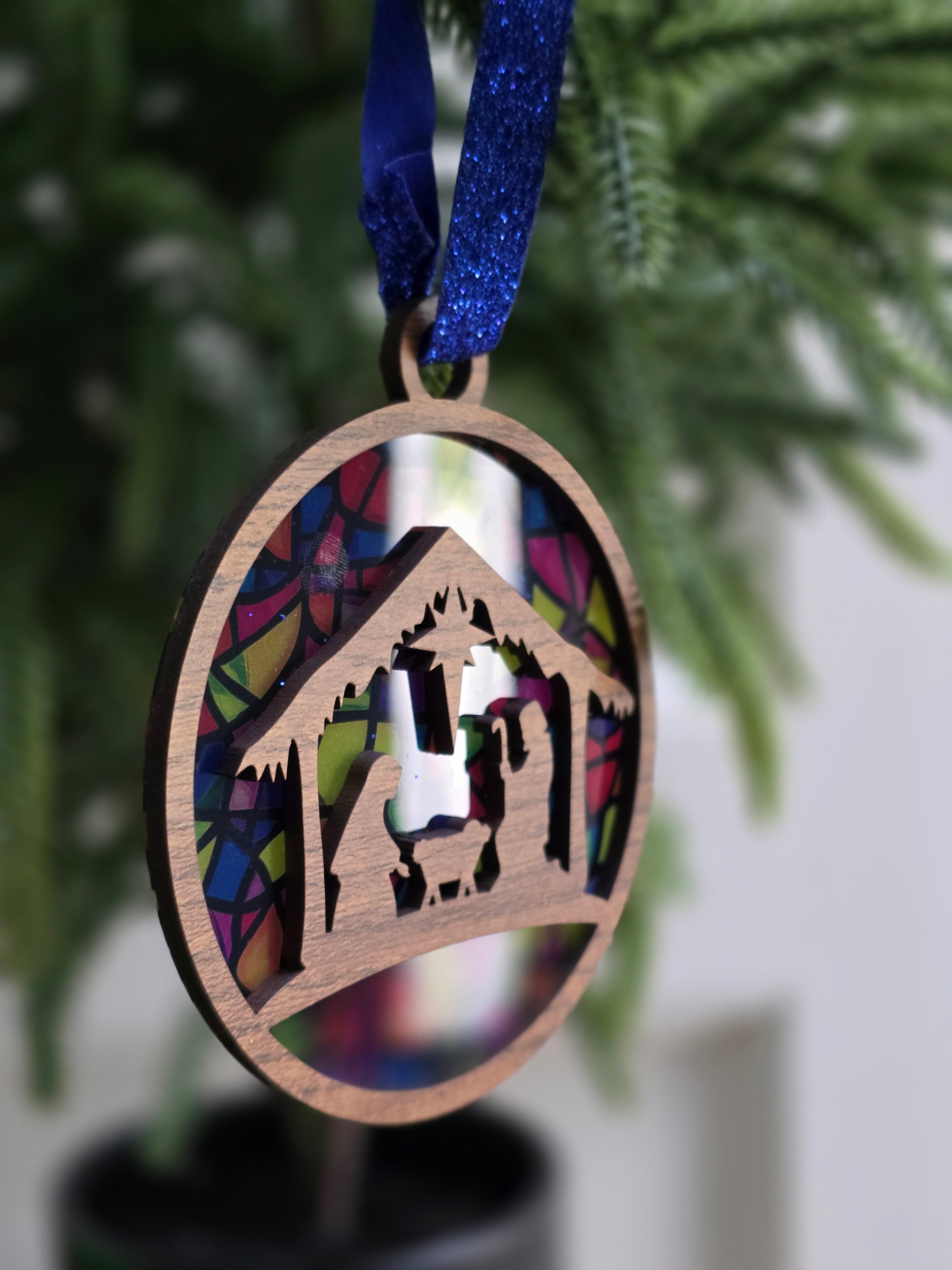 Nativity Ornament – Mary with Manger layered ornament detail