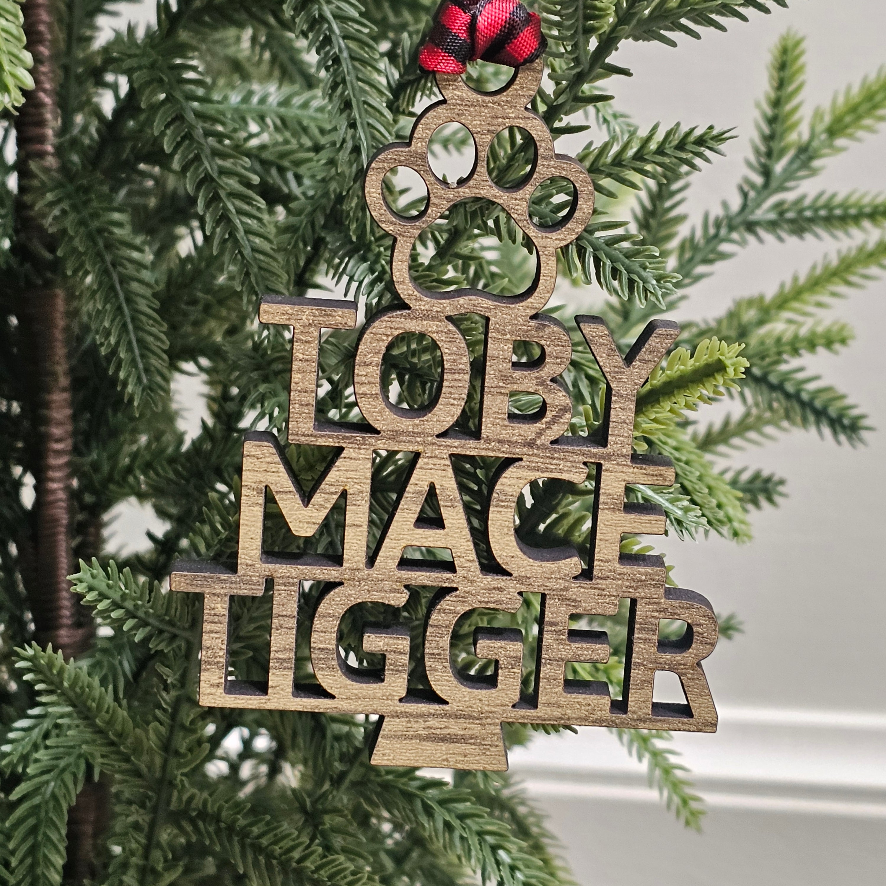 Custom Family Name Ornament – Personalized Holiday Tree Decor layered ornament detail