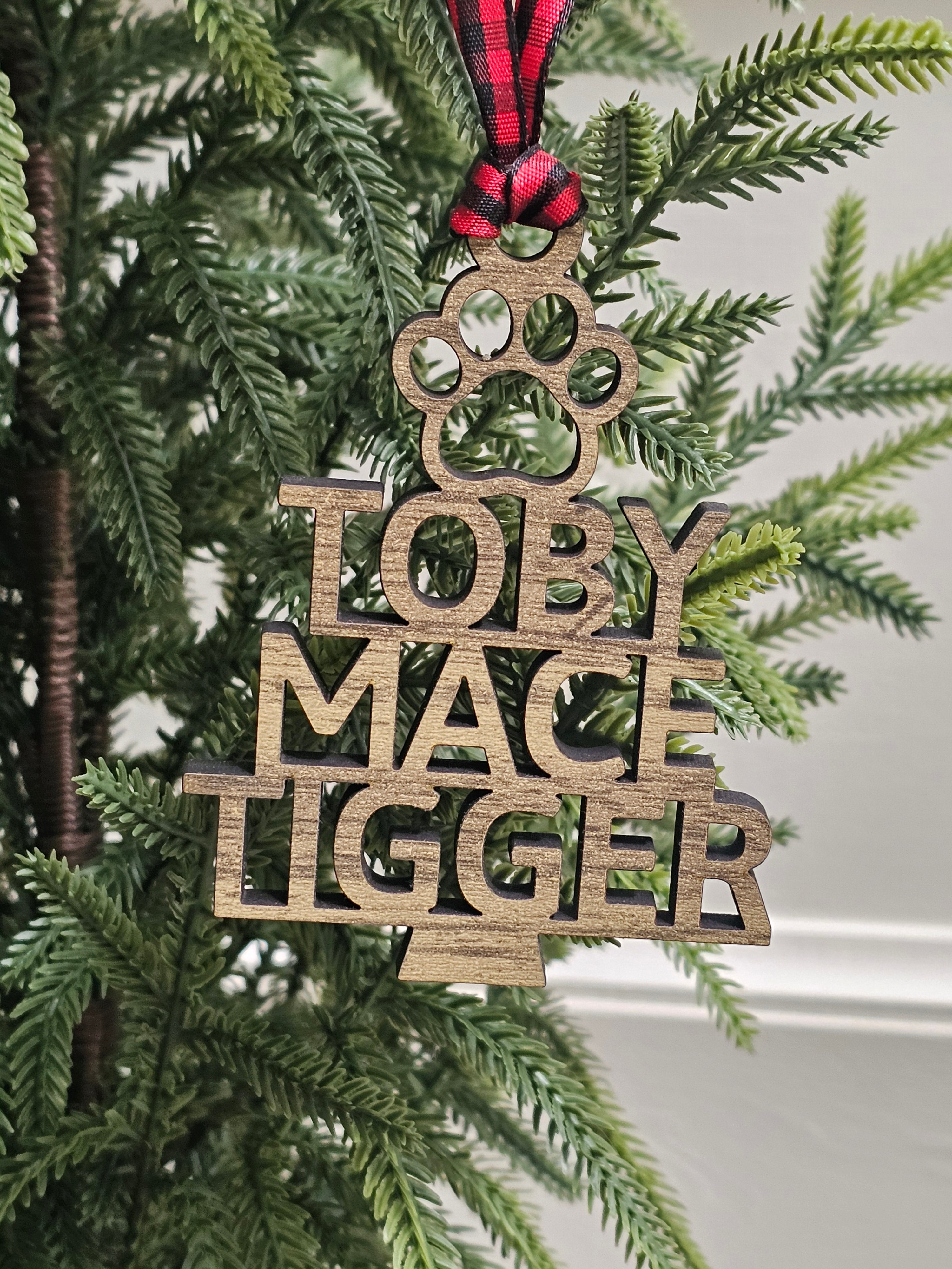 Custom Family Name Ornament – Personalized Holiday Tree Decor layered ornament detail