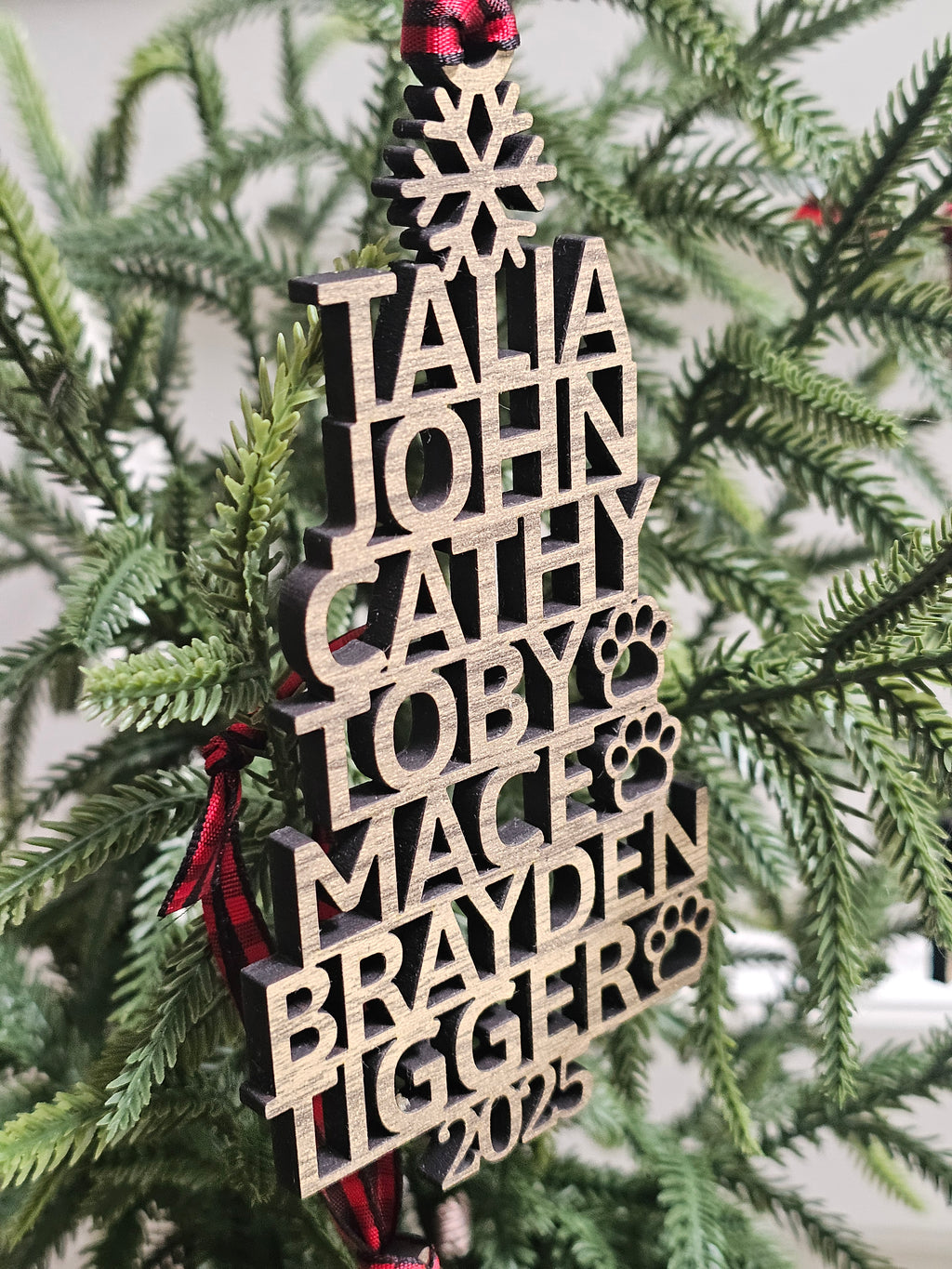 Custom Family Name Ornament – Personalized Holiday Decor for Gifts & Tree Trimming