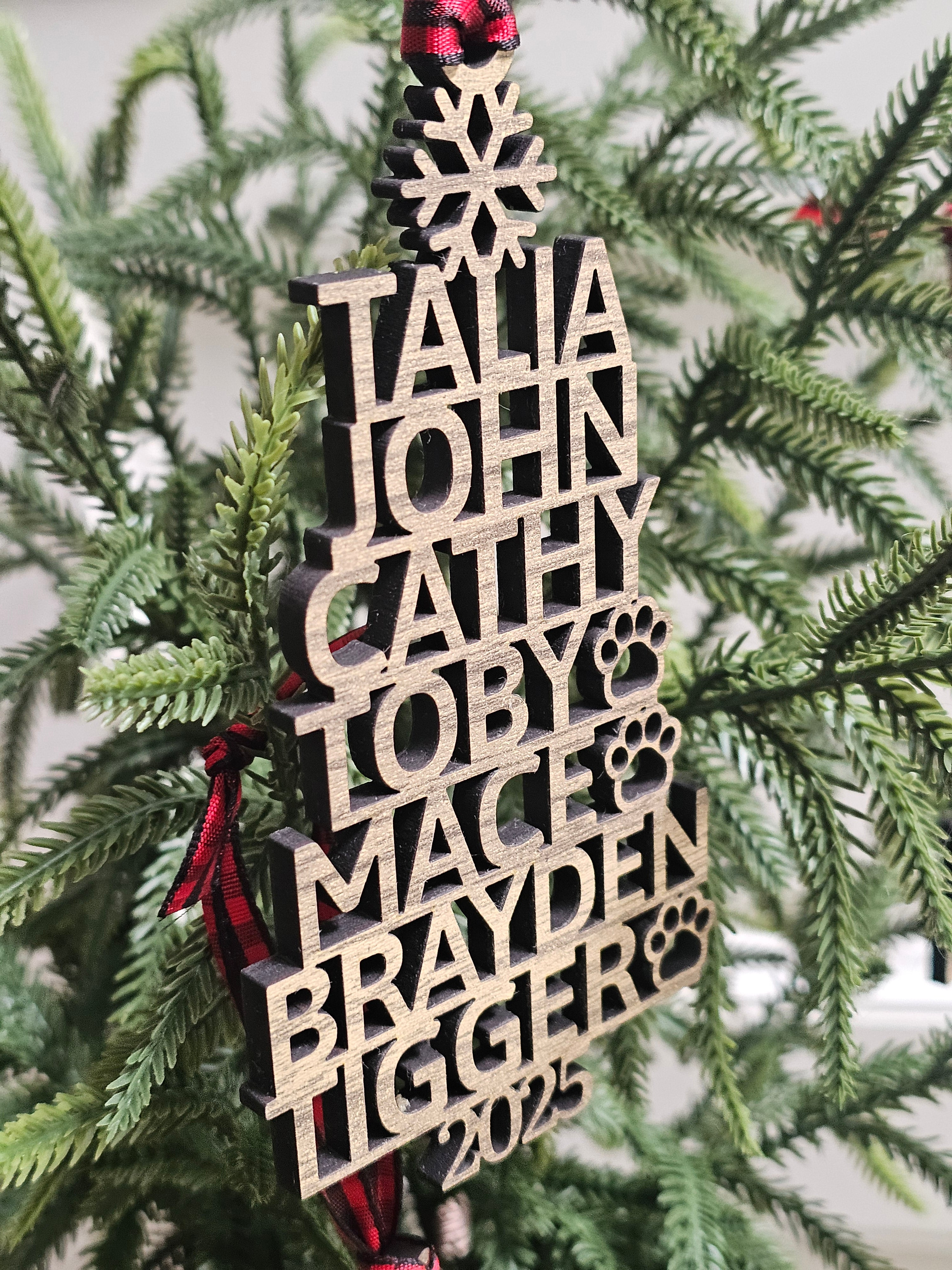 Custom Family Name Ornament – Personalized Holiday Decor for Gifts & Tree Trimming