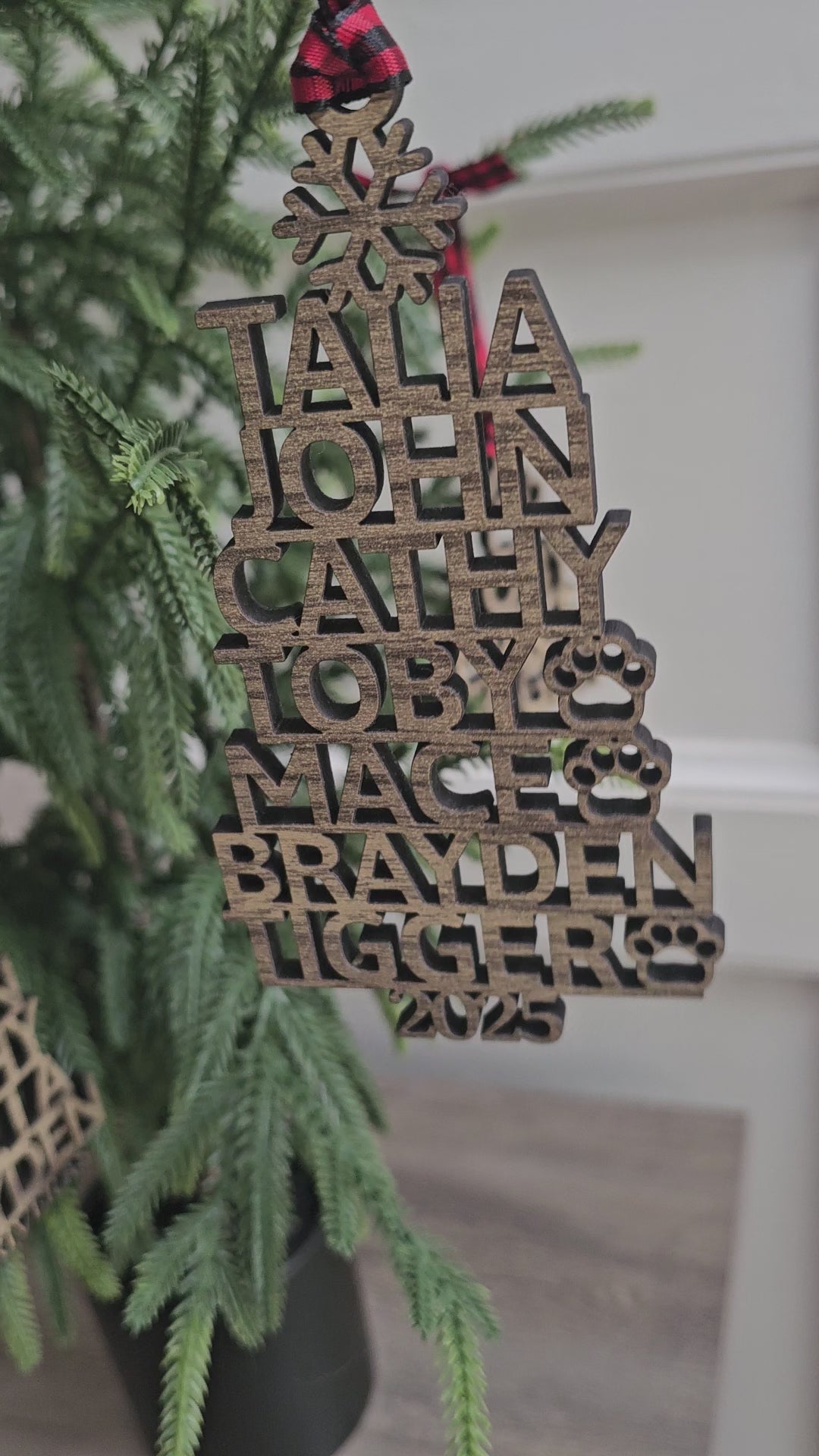 Custom Family Name Ornament – Personalized Holiday Decor for Gifts & Tree Trimming